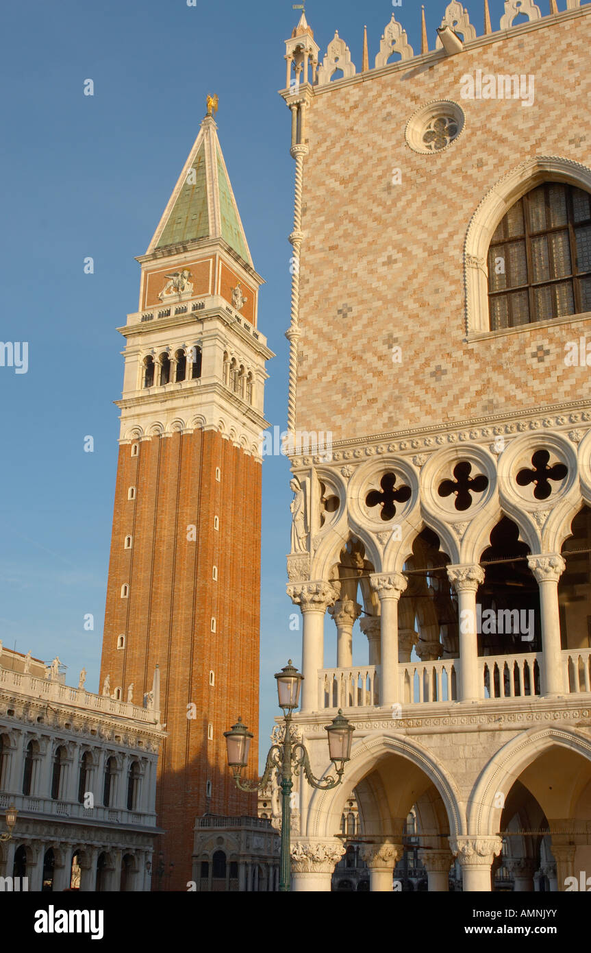 Venedig Italien. Der berühmte Markusplatz mit Dogenpalast Palast Basilika und Campinale. Stockfoto