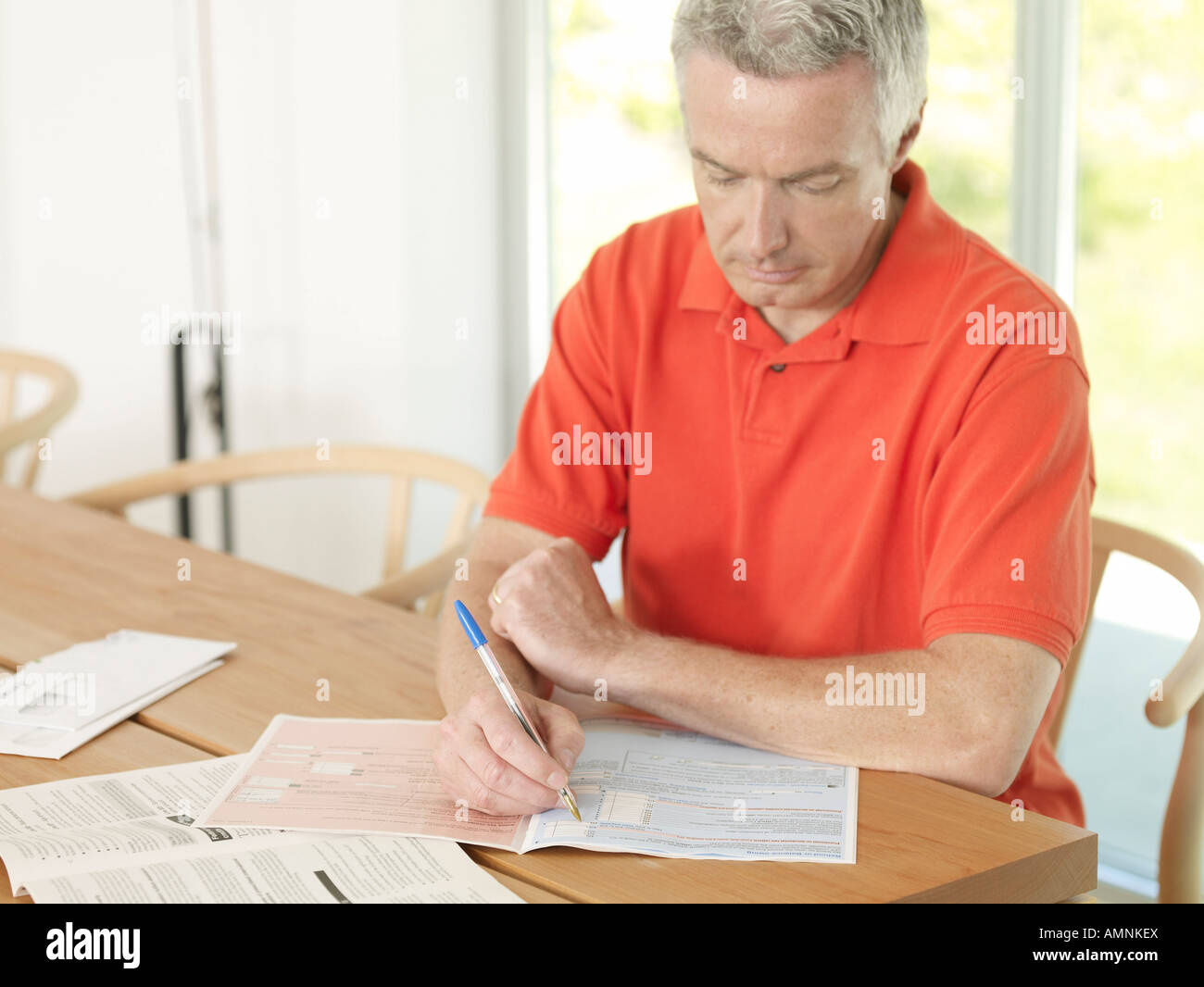 Mann tut Steuern Stockfoto