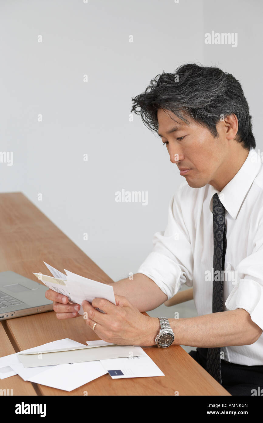 Man zahlt Rechnungen Stockfoto