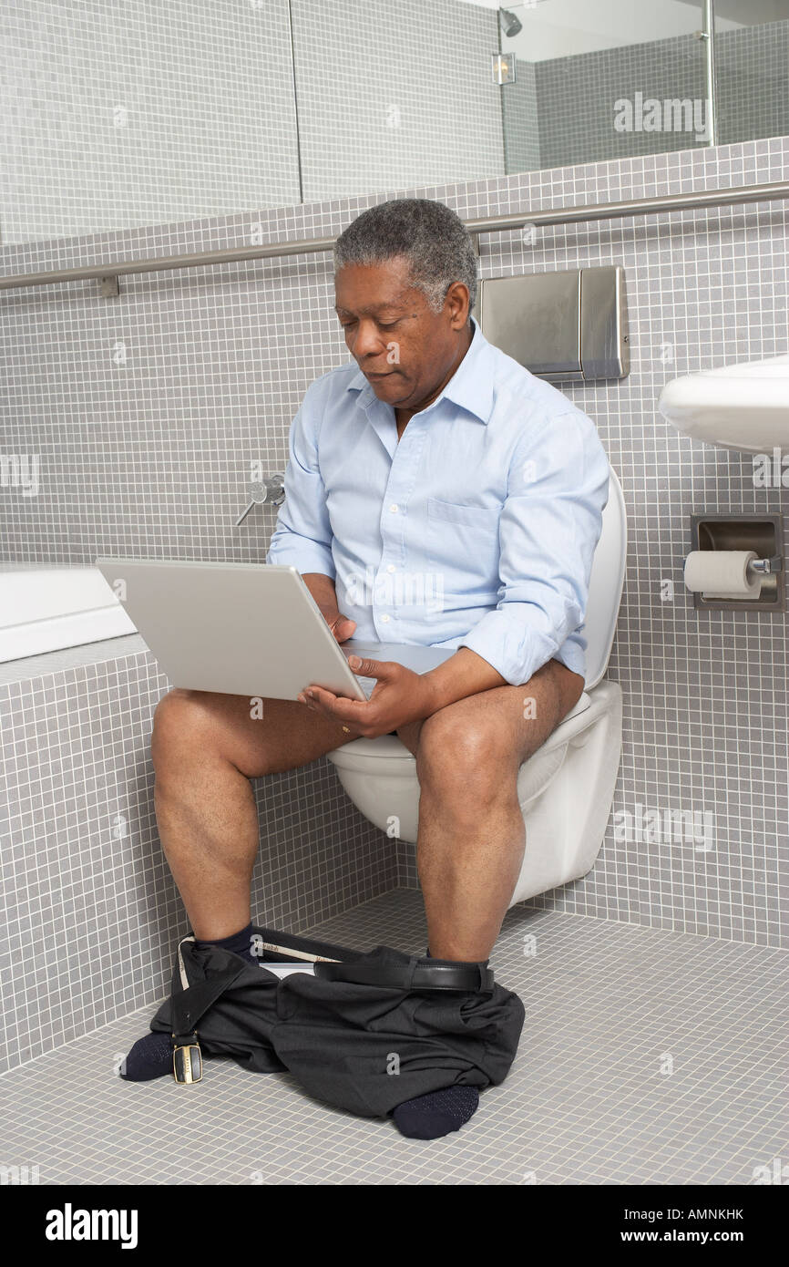 Mann im Waschraum Stockfoto