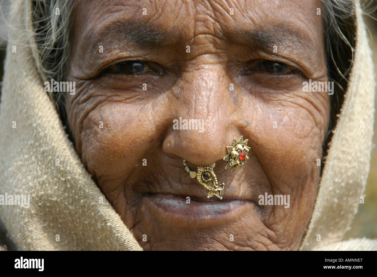 Bildnis einer alten Dame mit einer gepiercte Nase in der Haube in der Nähe von Pokhara, Nepal Stockfoto