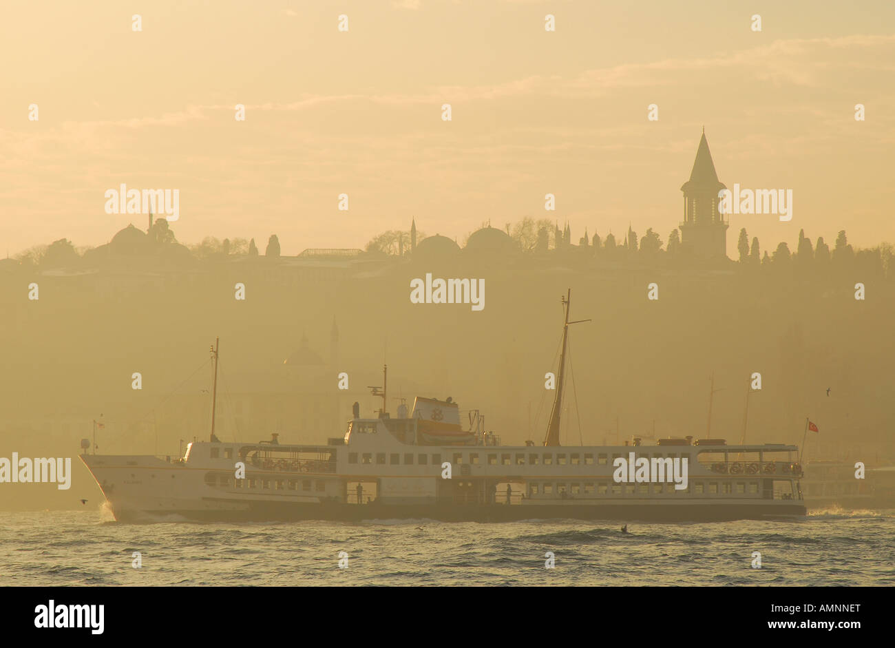 ISTANBUL, TÜRKEI. Ein Blick auf Bosporus Fähre am Goldenen Horn, mit dem Topkapi-Palast hinter. 2007. Stockfoto