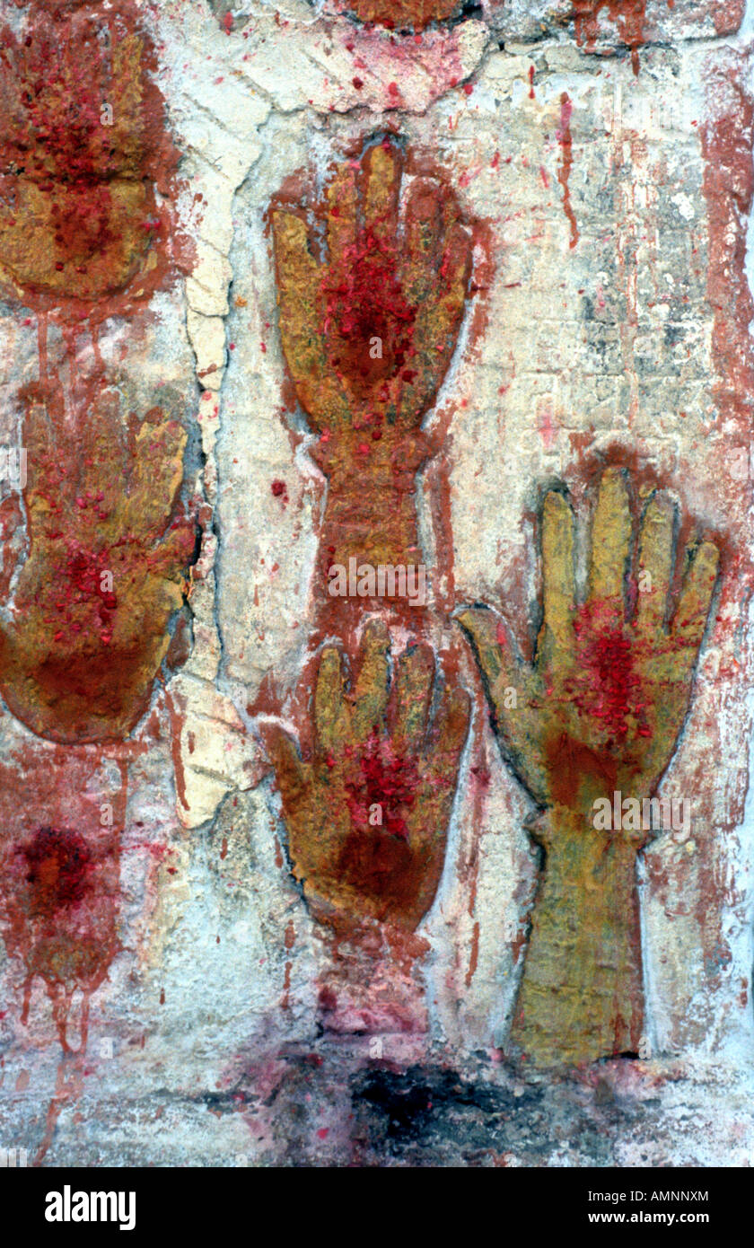Sati Hand Abdrücke auf einer Wand in Ghanerao, Rajasthan, Indien Stockfoto