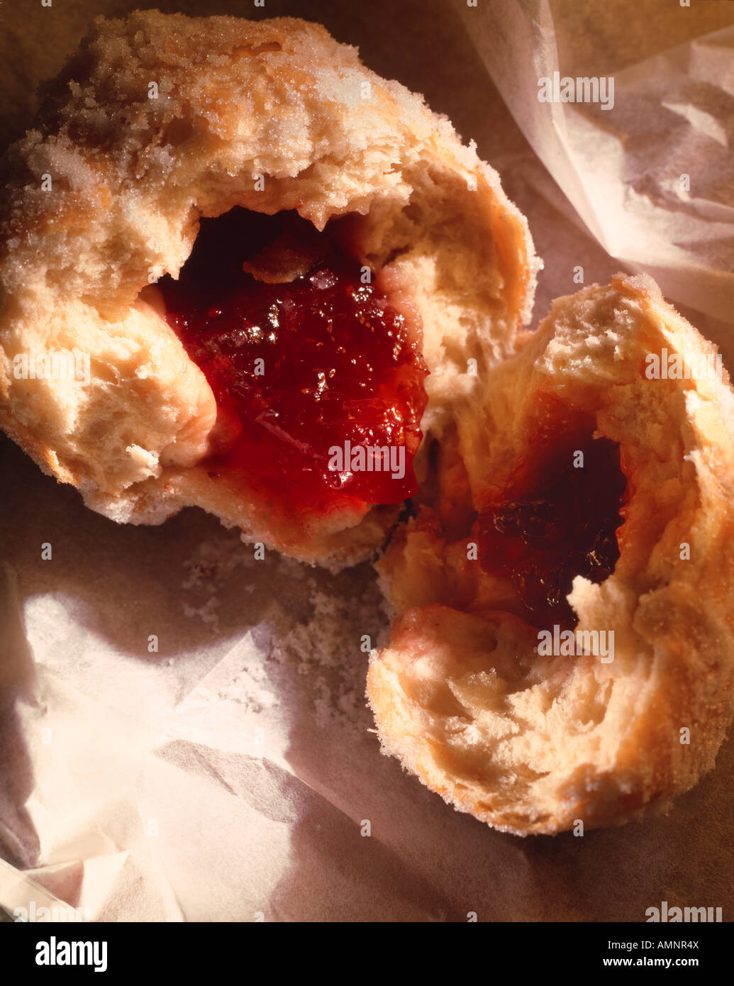 Klassische Marmelade Krapfen in Hälfte mit Marmelade füllen, auf Backpapier Gießen gebrochen. Stockfoto