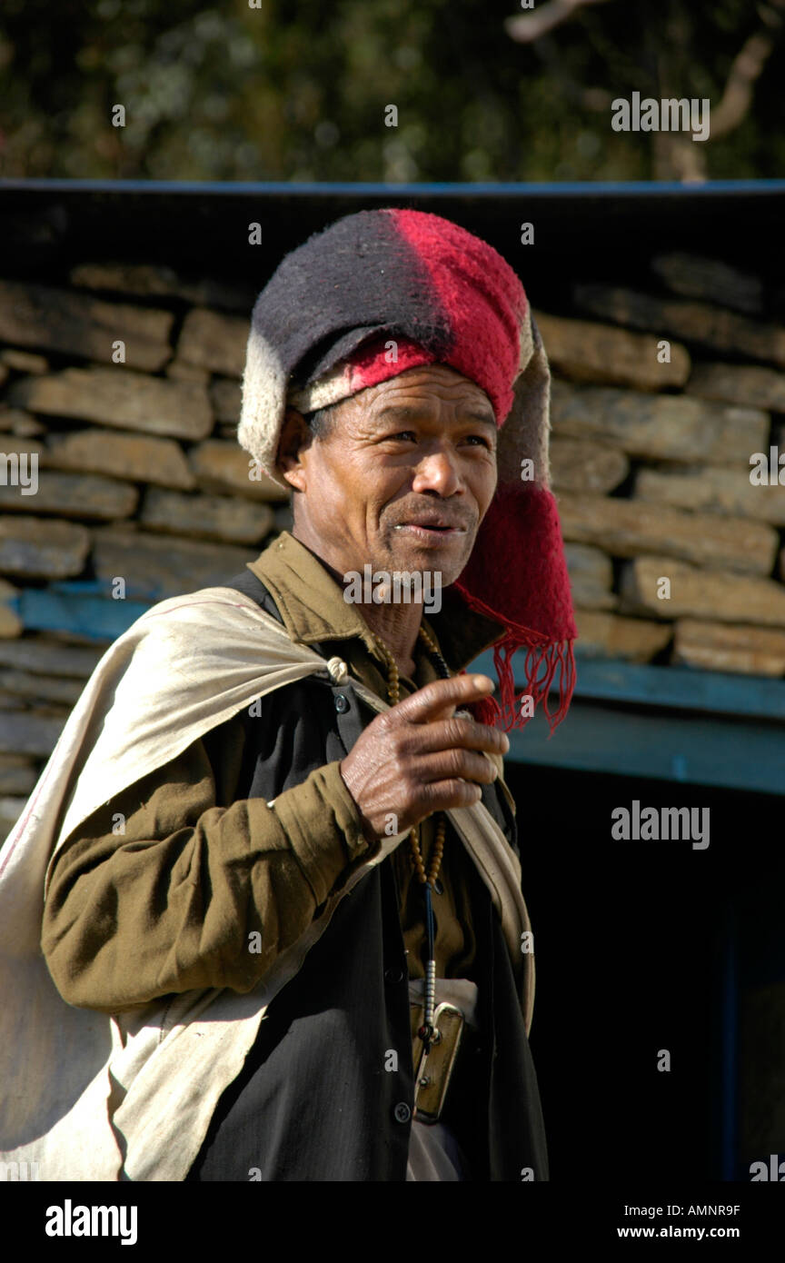 Mann trägt Tuch auf dem Kopf Tadapani Annapurna Region Nepal Stockfoto