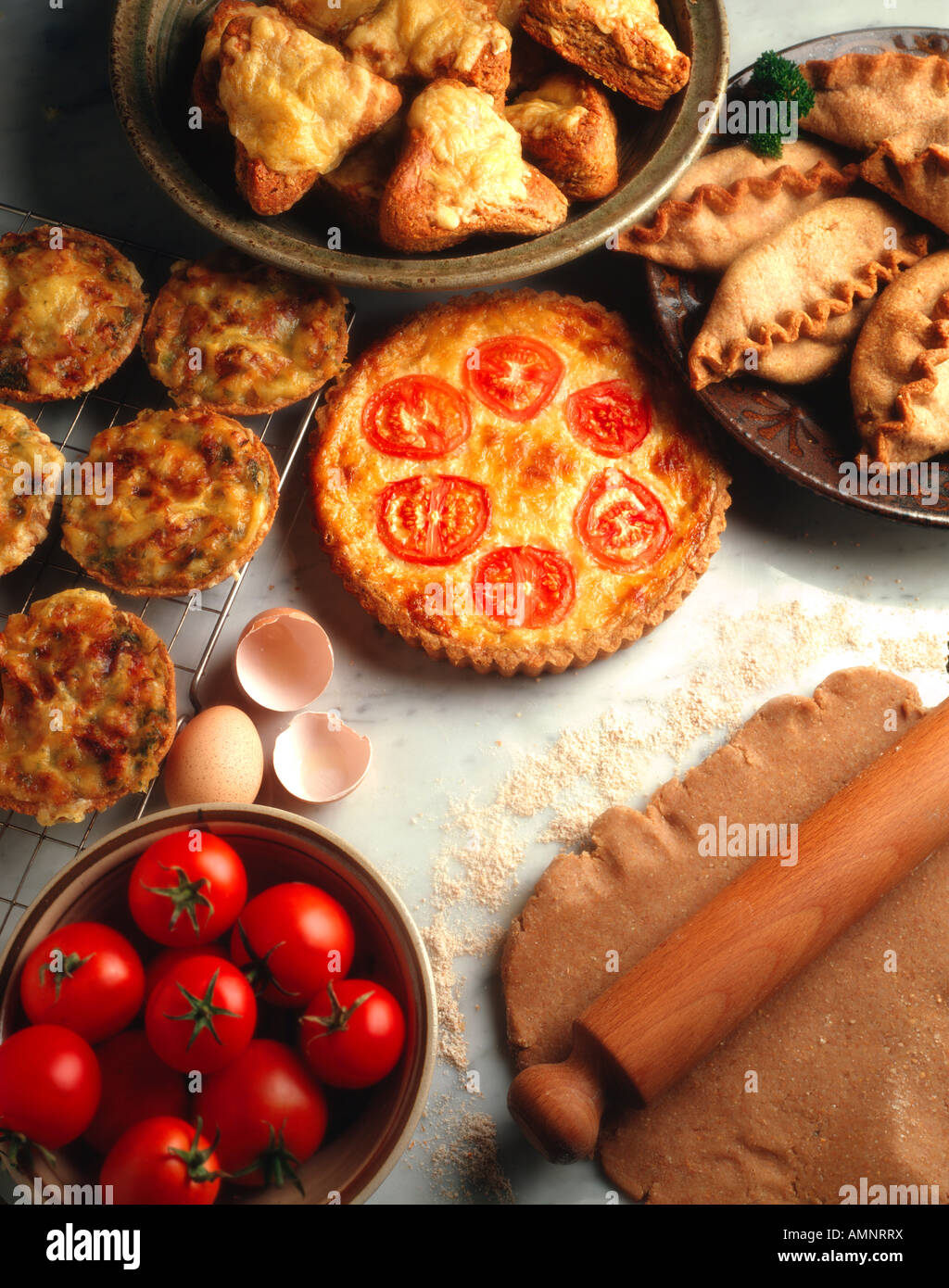 Vollwert- und Bio Vollkorn Quiche, Kuchen, Torten und vegetarische Pasteten auf Marmor Hintergrund Stockfoto