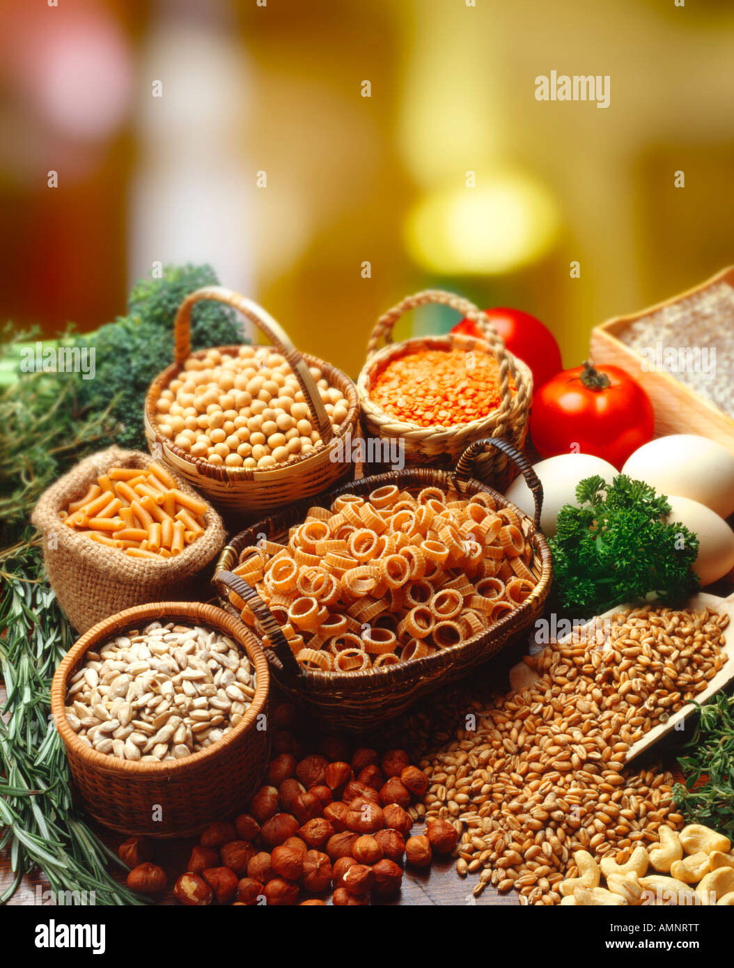 Bio Vollwertkost, Hülsenfrüchte, Bohnen und Nüssen in Körbe und Holzlöffel. Bio-Lebensmittel. Stockfoto