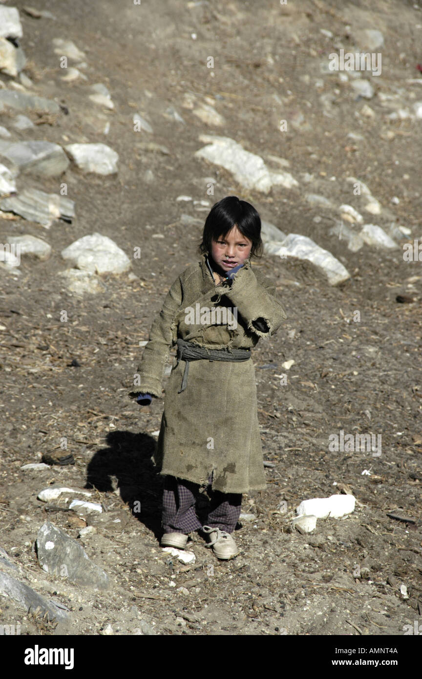 Kleines Mädchen gekleidet in schmutzigen Tuch Jhunum Nar-Phu Annapurna Region Nepal Stockfoto