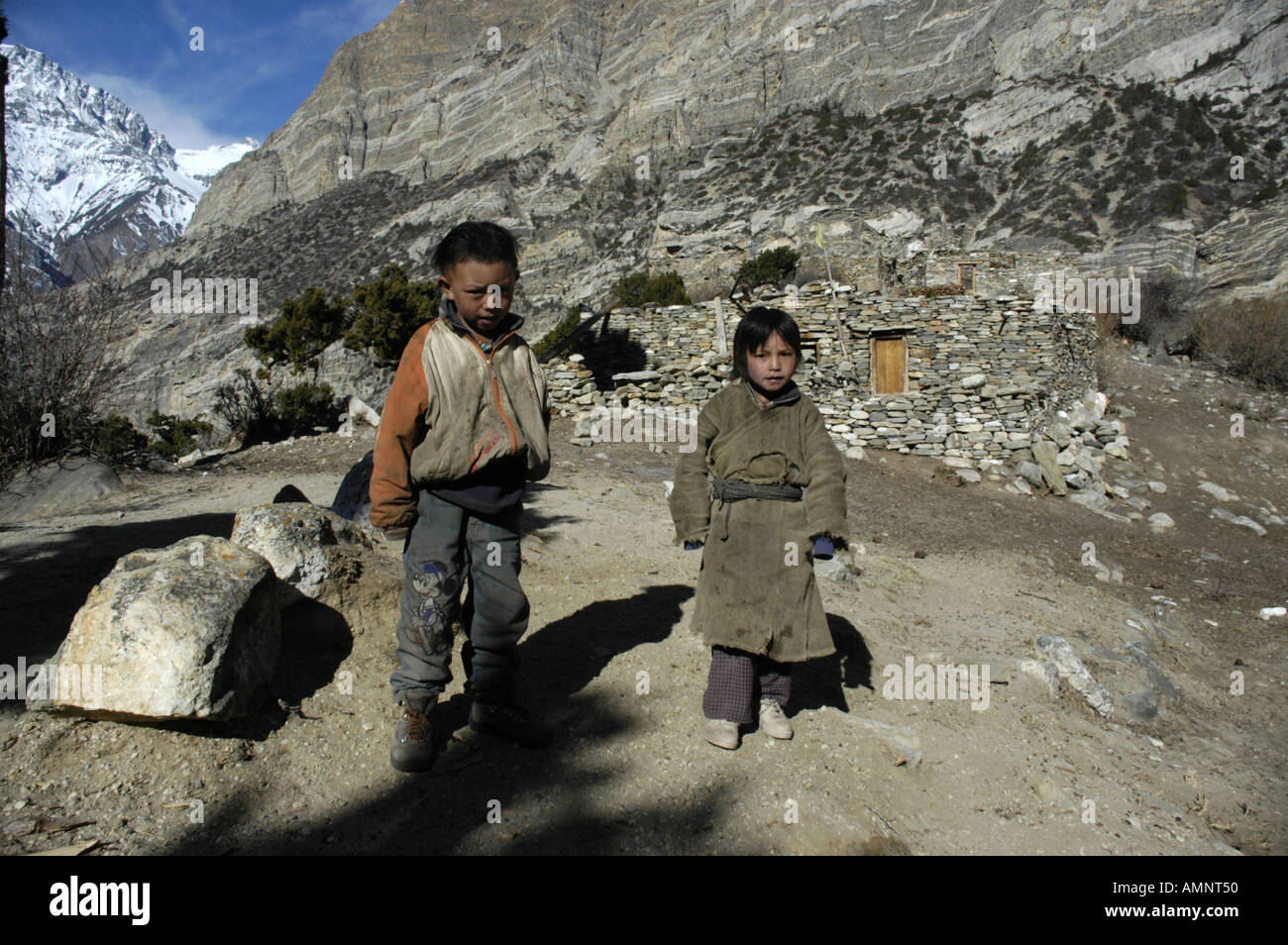 Jungen und Mädchen gekleidet in schmutzigen Tuch Bergdorf Jhunum Nar-Phu Annapurna Region Nepal Stockfoto