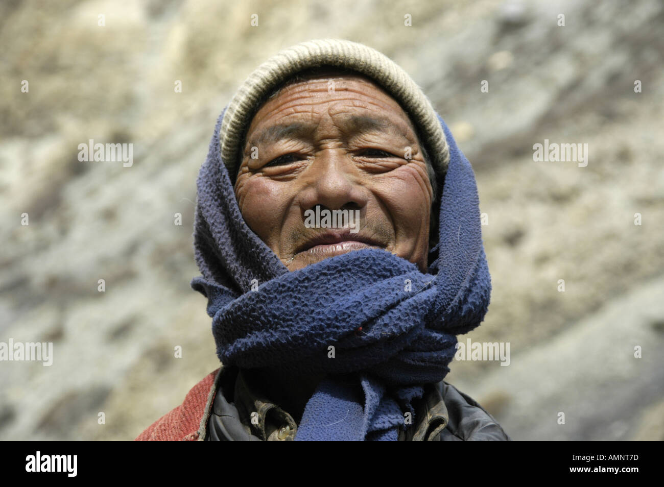 Porträt stolzer Mann tragen Fell Mütze und Schal Nar-Phu Annapurna Region Nepal Stockfoto