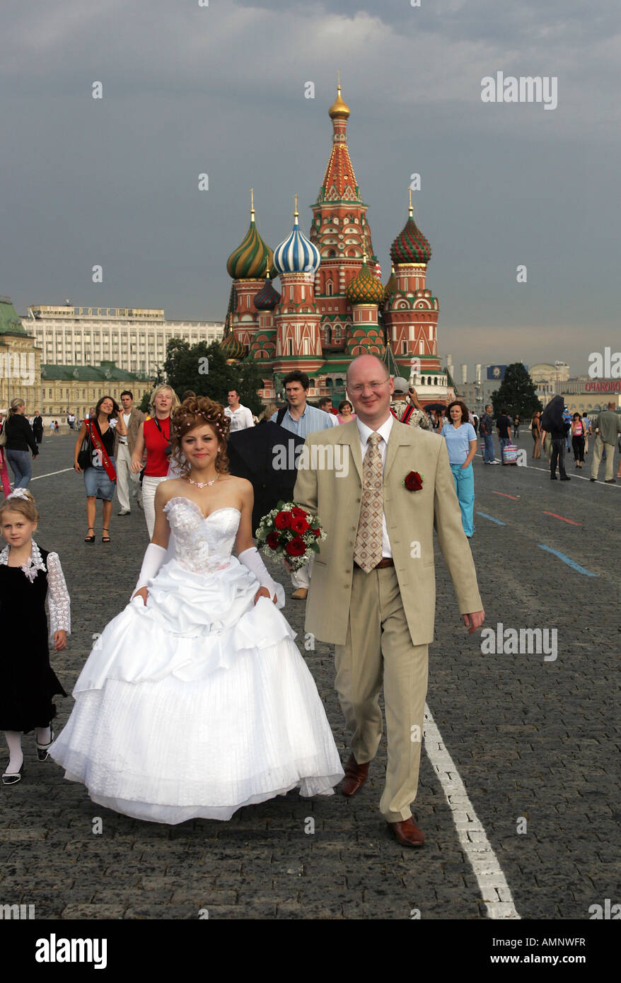 Brautpaar auf dem Roten Platz, Moskau, Russland Stockfoto