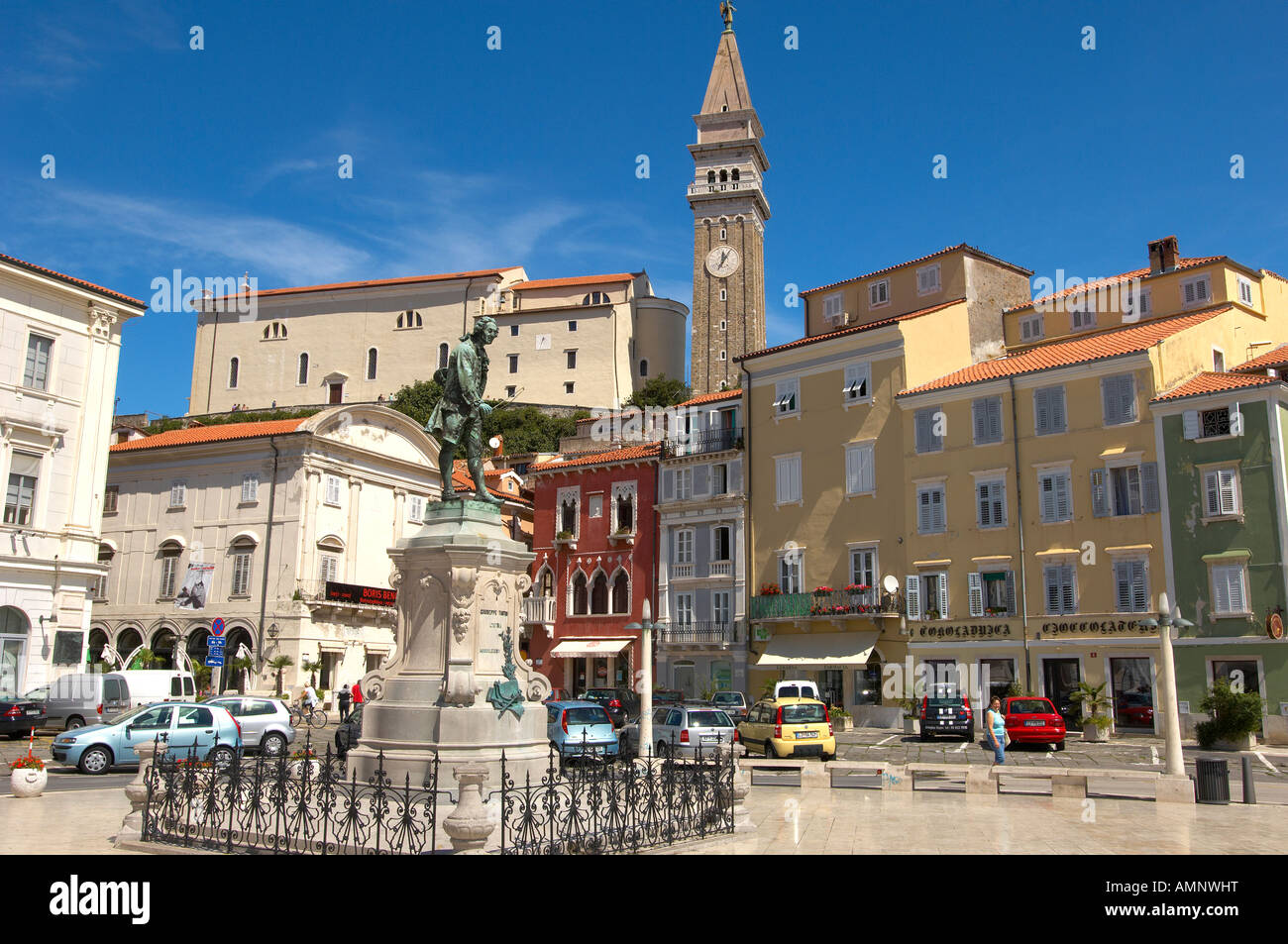Tartini-Platz und die Statue mit St. Georges Church hinter Piran Slowenien Stockfoto