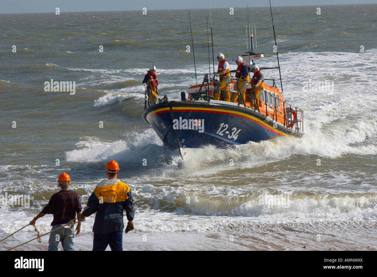 RNLI-Rettungsboot wird an Aldeburgh, East Anglia gelandet. Royal National Lifeboat Stockfoto
