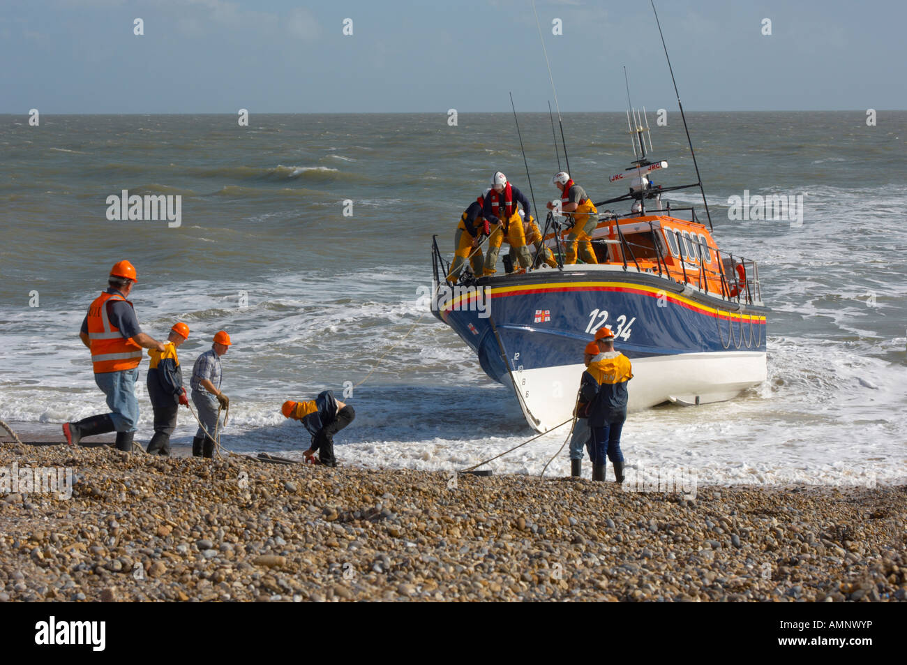 RNLI-Rettungsboot wird an Aldeburgh, East Anglia gelandet. Royal National Lifeboat Stockfoto