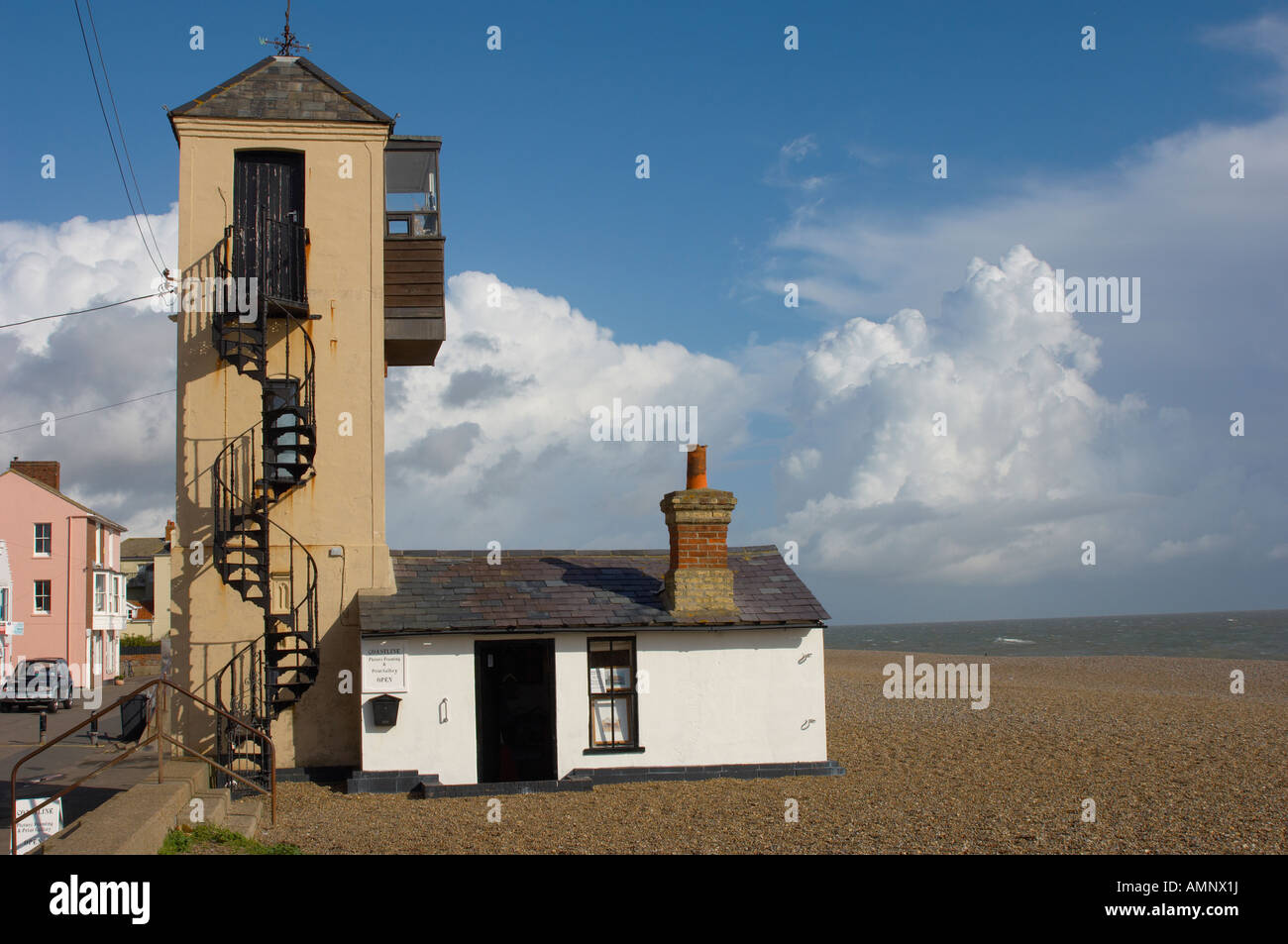 Bunte Fischers Aussichtsturm und Ferienhaus am Meer Strand von Aldeburgh, East Anglia, Suffolk, England Stockfoto