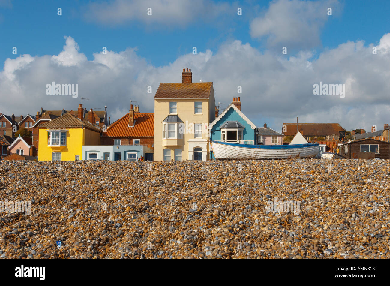 Bunt bemalte Haus und Ferienhaus am Meer Strand von Aldeburgh, East Anglia, Suffolk, England Stockfoto