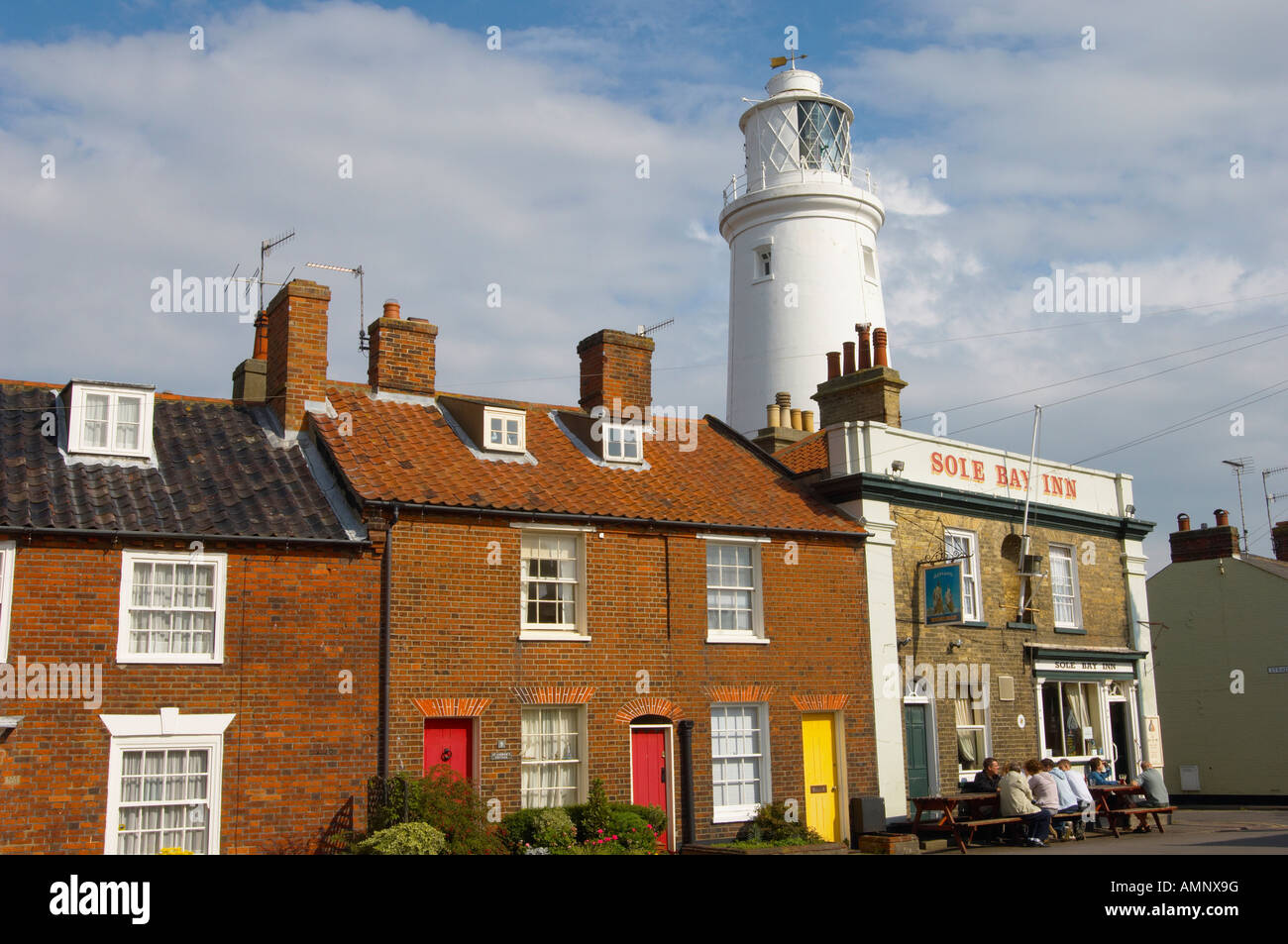 Adnam Sohle Bay Brauereiwirtschaft mit Southwold Leuchtturm hinter, Suffolk-Ost-England. Stockfoto