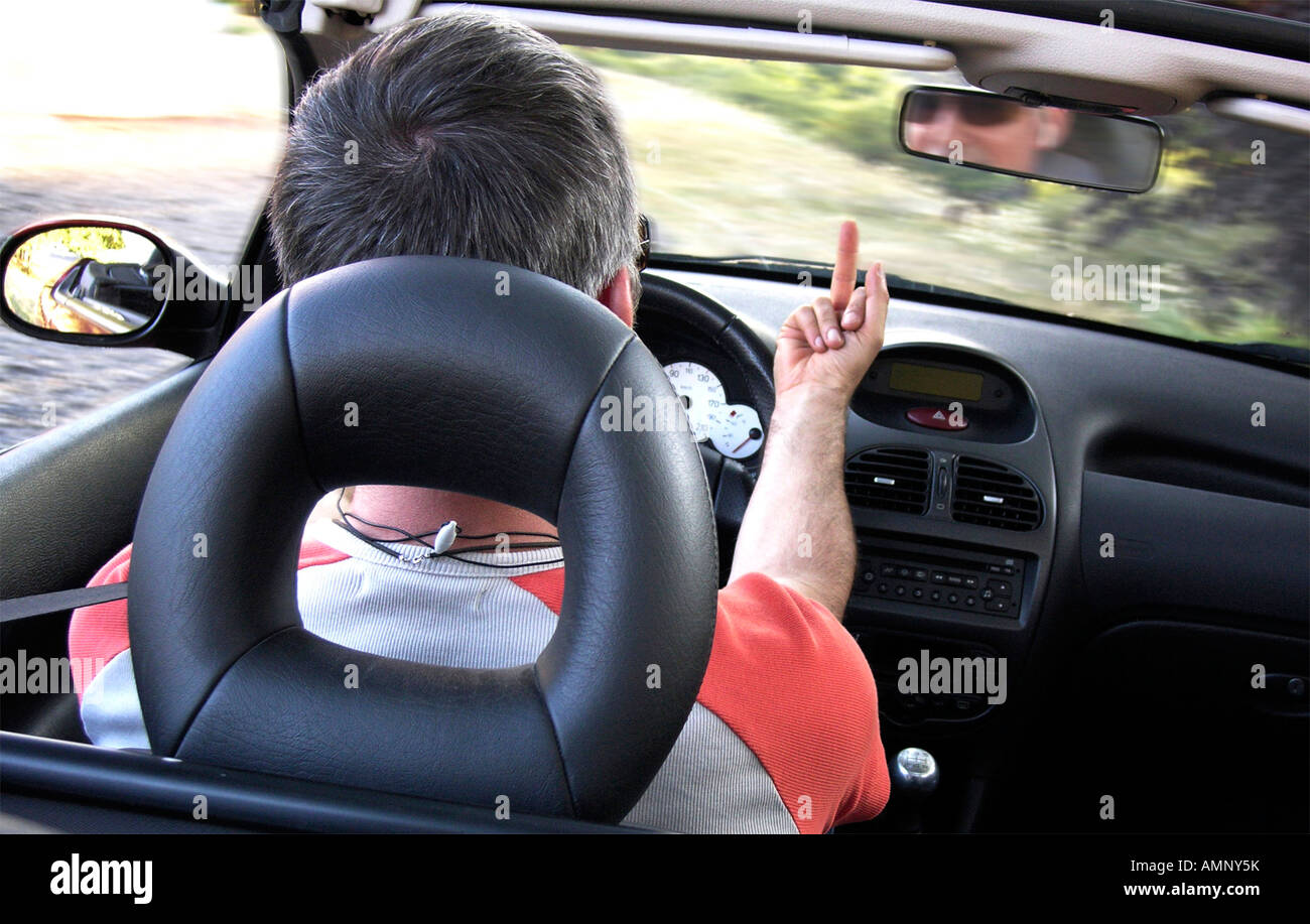 Road Rage - Reizen verärgert man-Fahrer mit einem Finger Geste Stockfoto