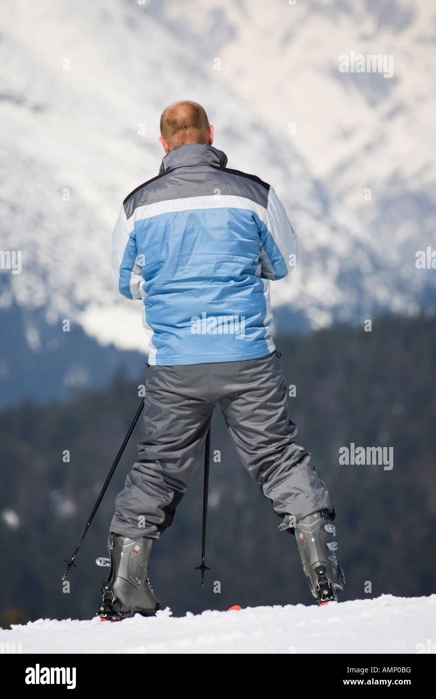 Mann an der Spitze der Piste immer bereit, mit Ihren Skiern fahren Stockfoto