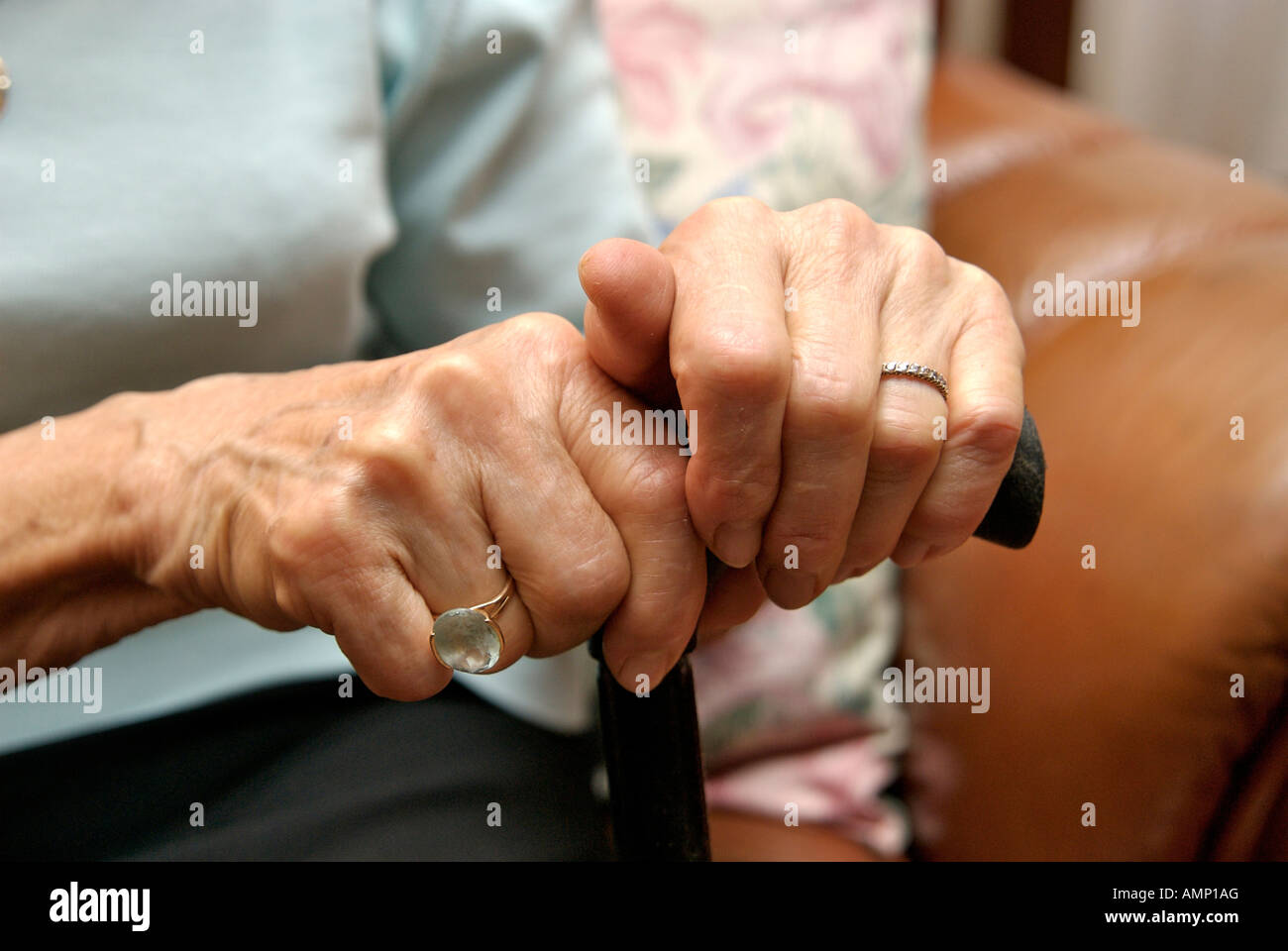 Hände einer älteren Frau hält einen Spazierstock Stockfoto