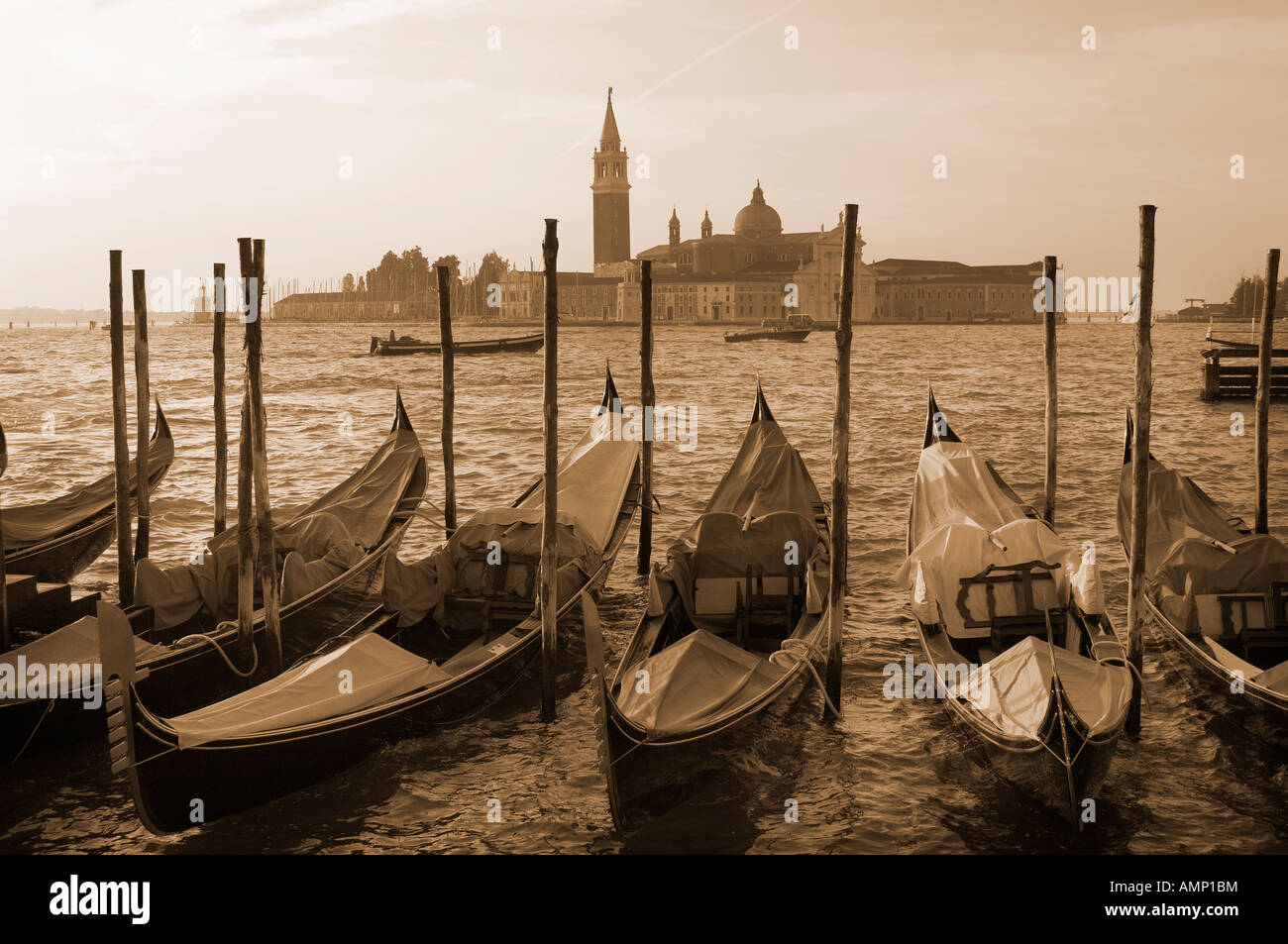 Gondeln in der frühen Morgensonne. Venedig Italien Stockfoto