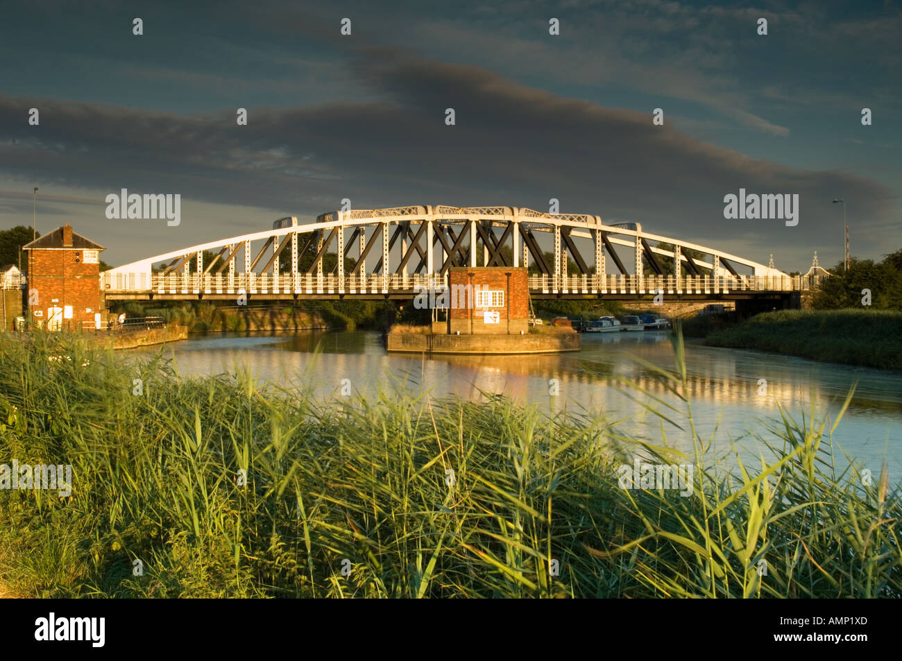 Britains erste Ponton Swing Bridge bei Acton, Cheshire, England, Vereinigtes Königreich Stockfoto