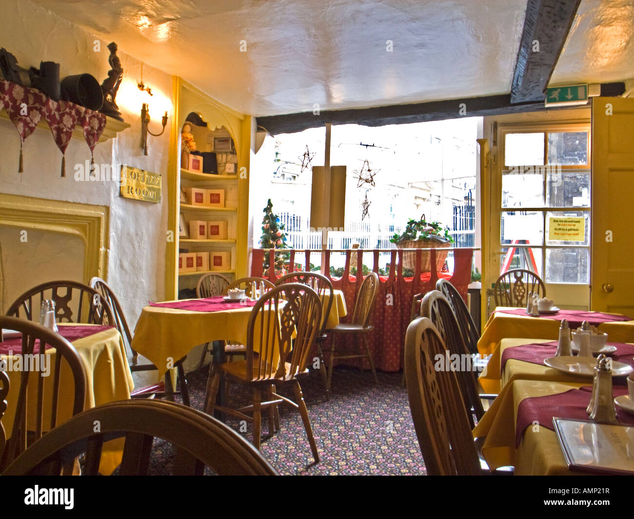 Innere des Sally Lunn Teestuben in Bad Stadt Somerset England UK EU berühmt für seine flachen süßen leichten Süßwaren oder Brötchen Stockfoto