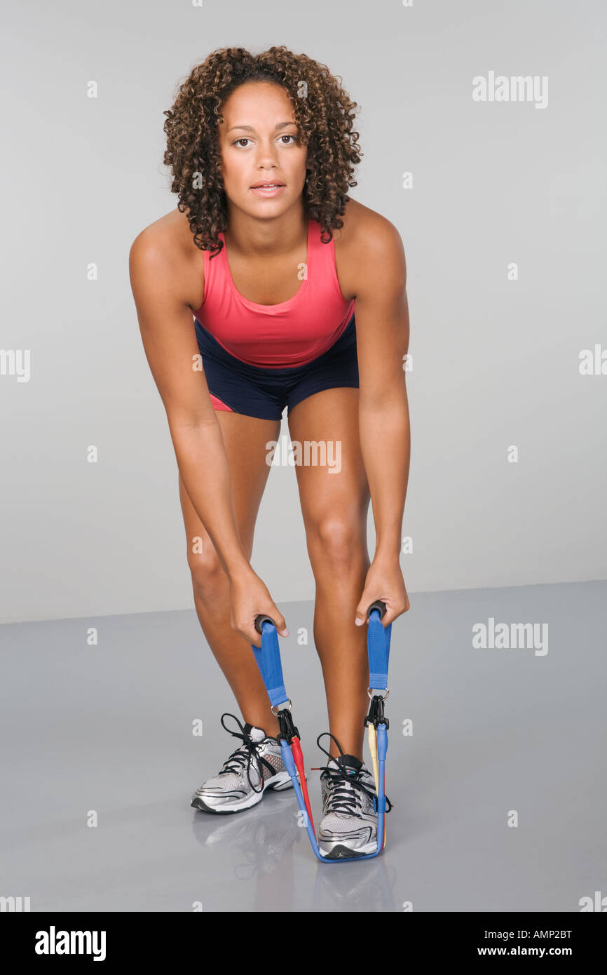 Afrikanische Frau, die das Training mit Gummiband Stockfoto