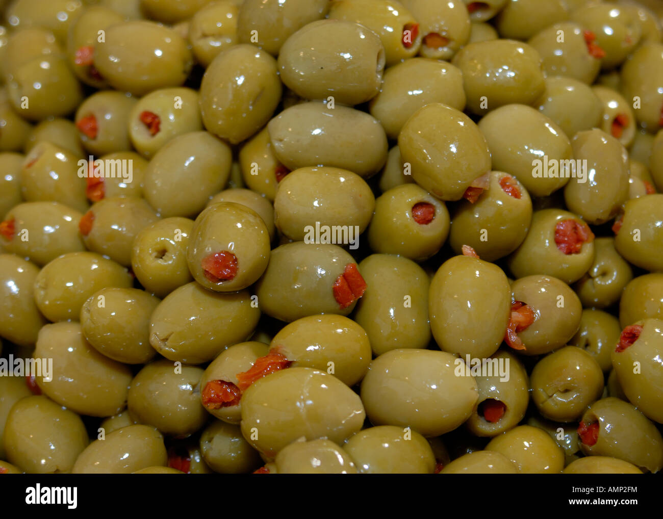 Piment gefüllte Oliven Stockfoto