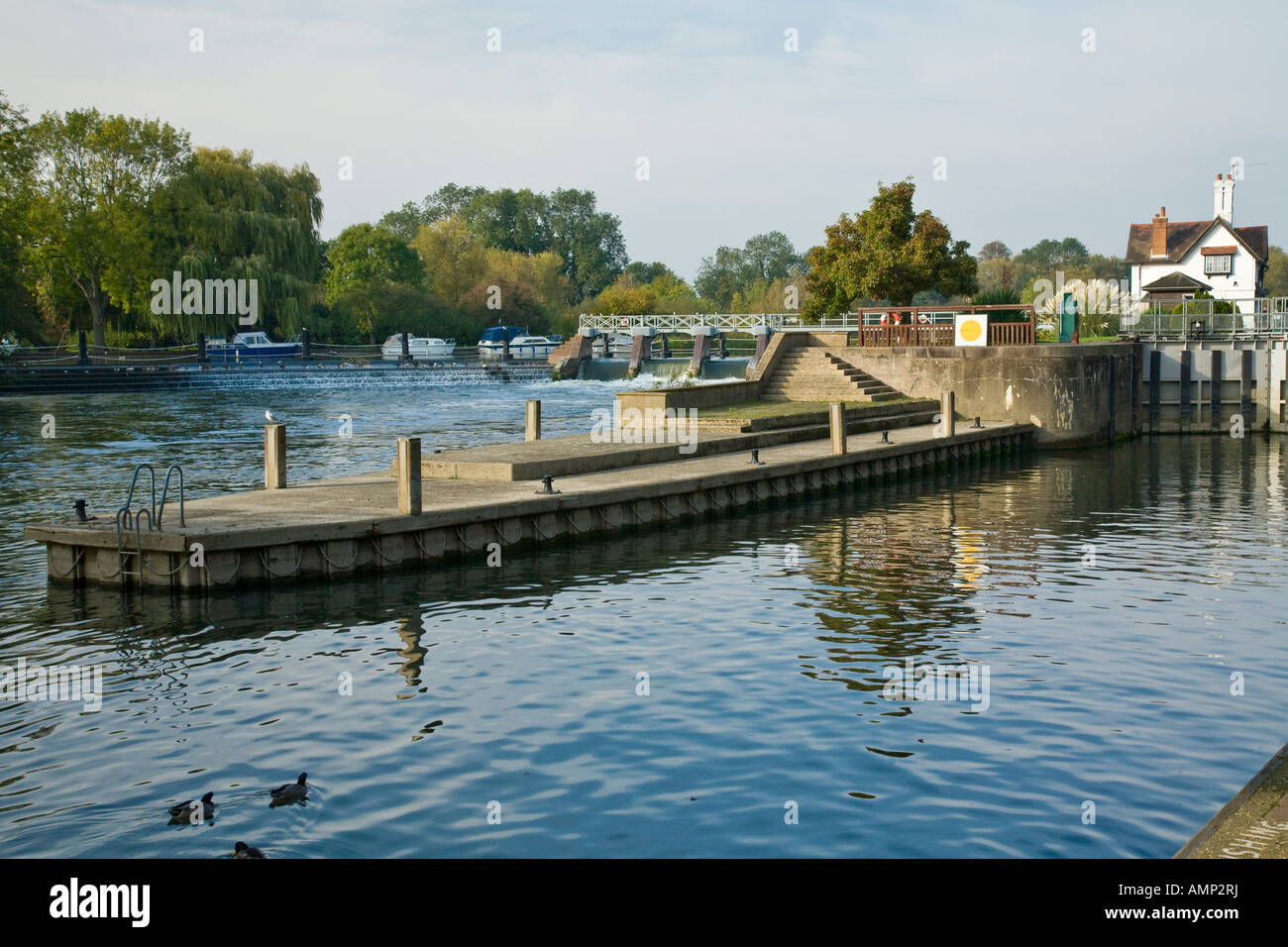 Sperren von Weir und Schleusenwärter s Cottage auf der Themse bei aufspiessen und Streatley in Oxfordshire Stockfoto