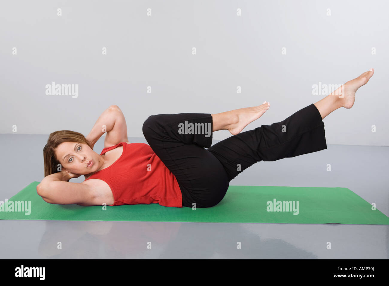 Frau, die Ausübung auf Yoga-Matte Stockfoto