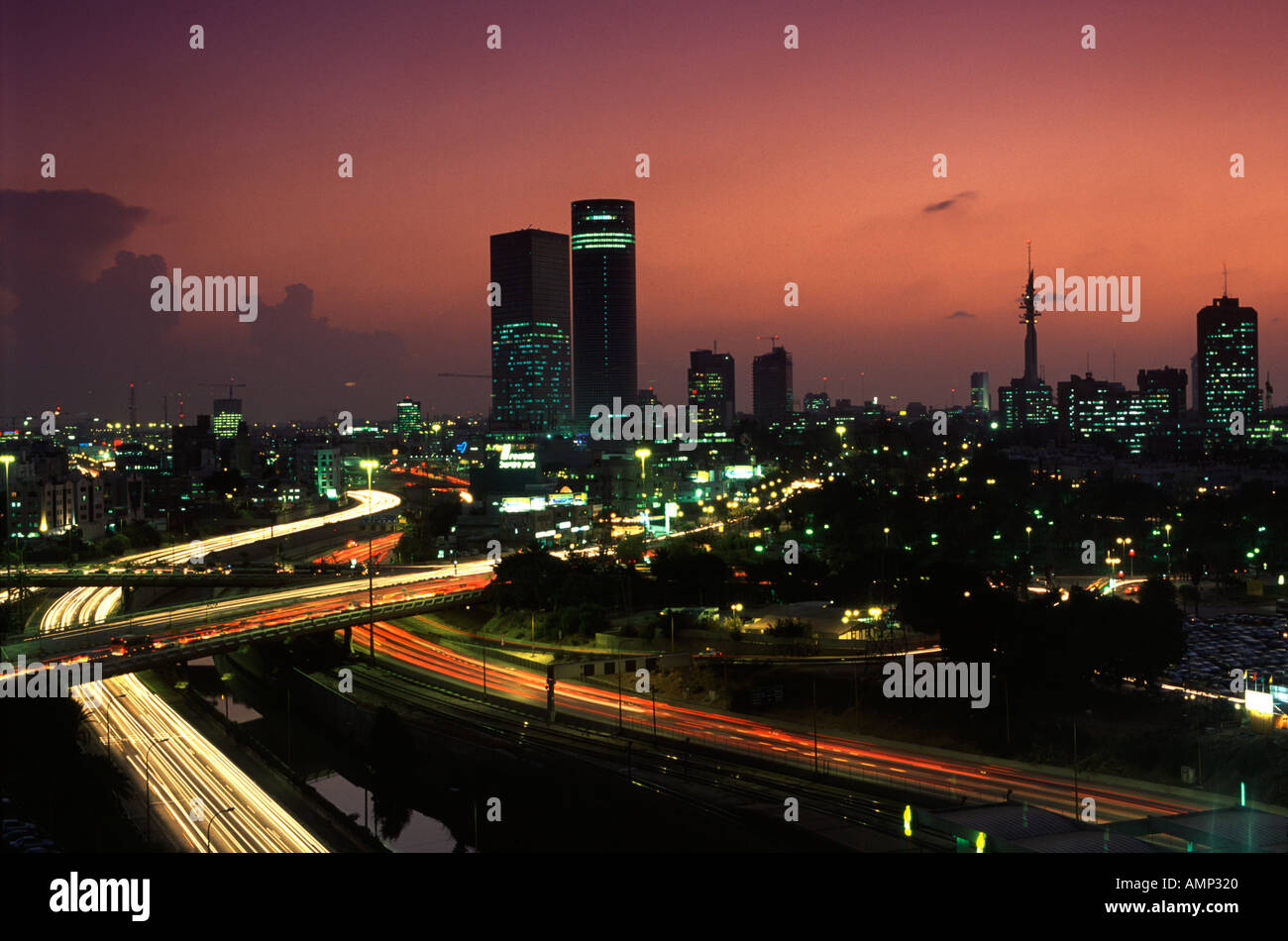 Sicht in der Dämmerung des Austausches in Ayalon Highway eine große intracity Freeway in Tel Aviv, Israel. Stockfoto