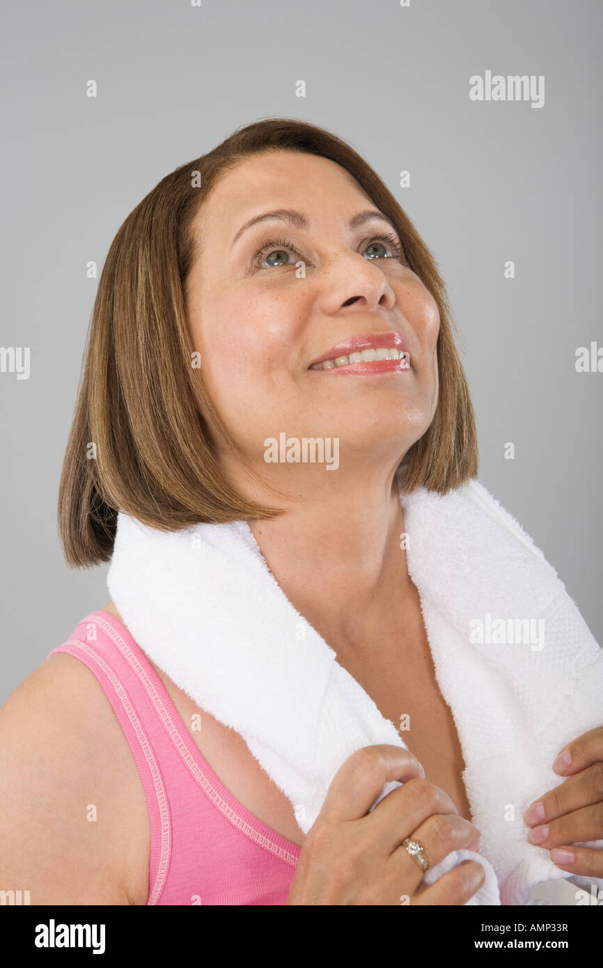 Frau mit Handtuch um den Hals Stockfoto