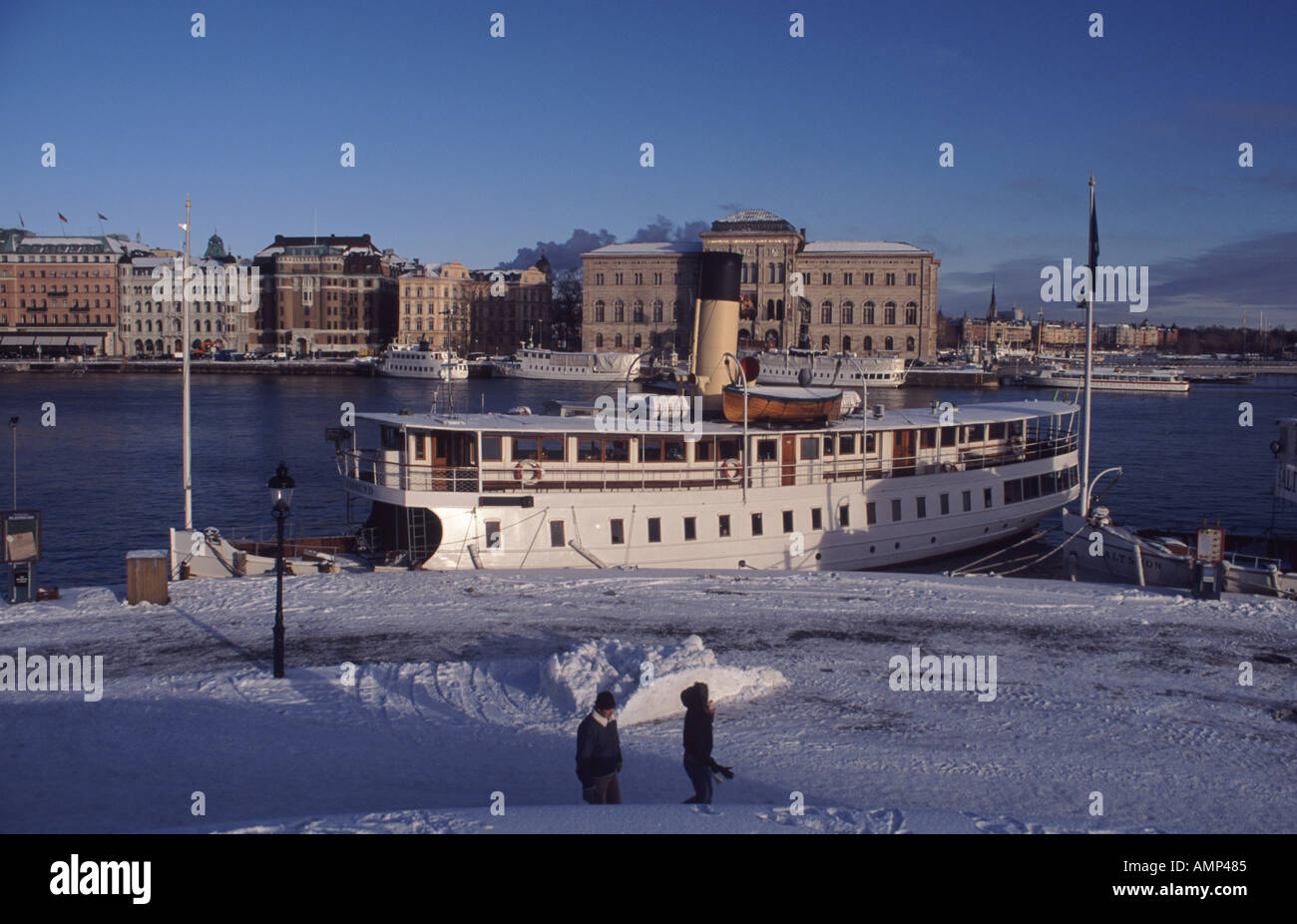 Das nationale Museum von Schweden im Hintergrund mit eines der vielen Sightseeing-Schiffe Zwirnen die Gewässer rund um Stockholm Stockfoto