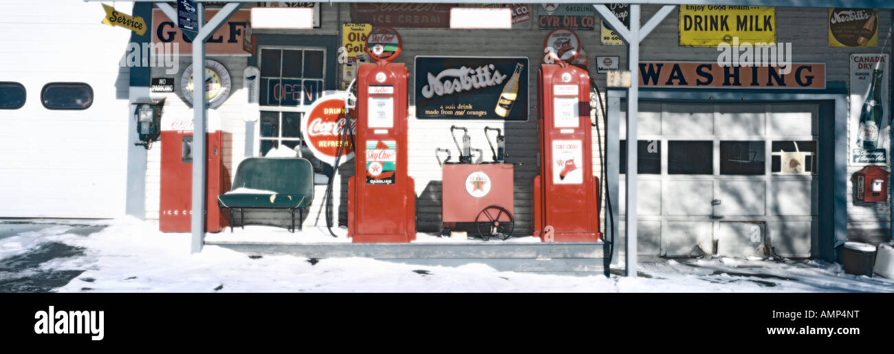 Digital veränderten Blick auf eine Vintage Tankstelle mit alten Pumpen und viele altmodische Zeichen Stockfoto