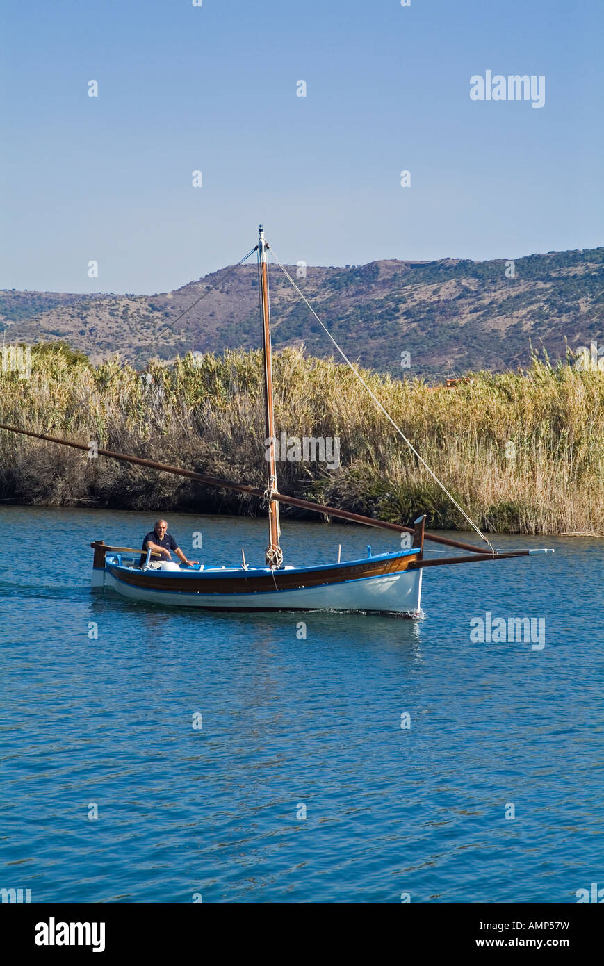 dh Fluss Temo BOSA SARDINIEN Traditionelles sardisches Segelboot italienisch ein Mann Stockfoto