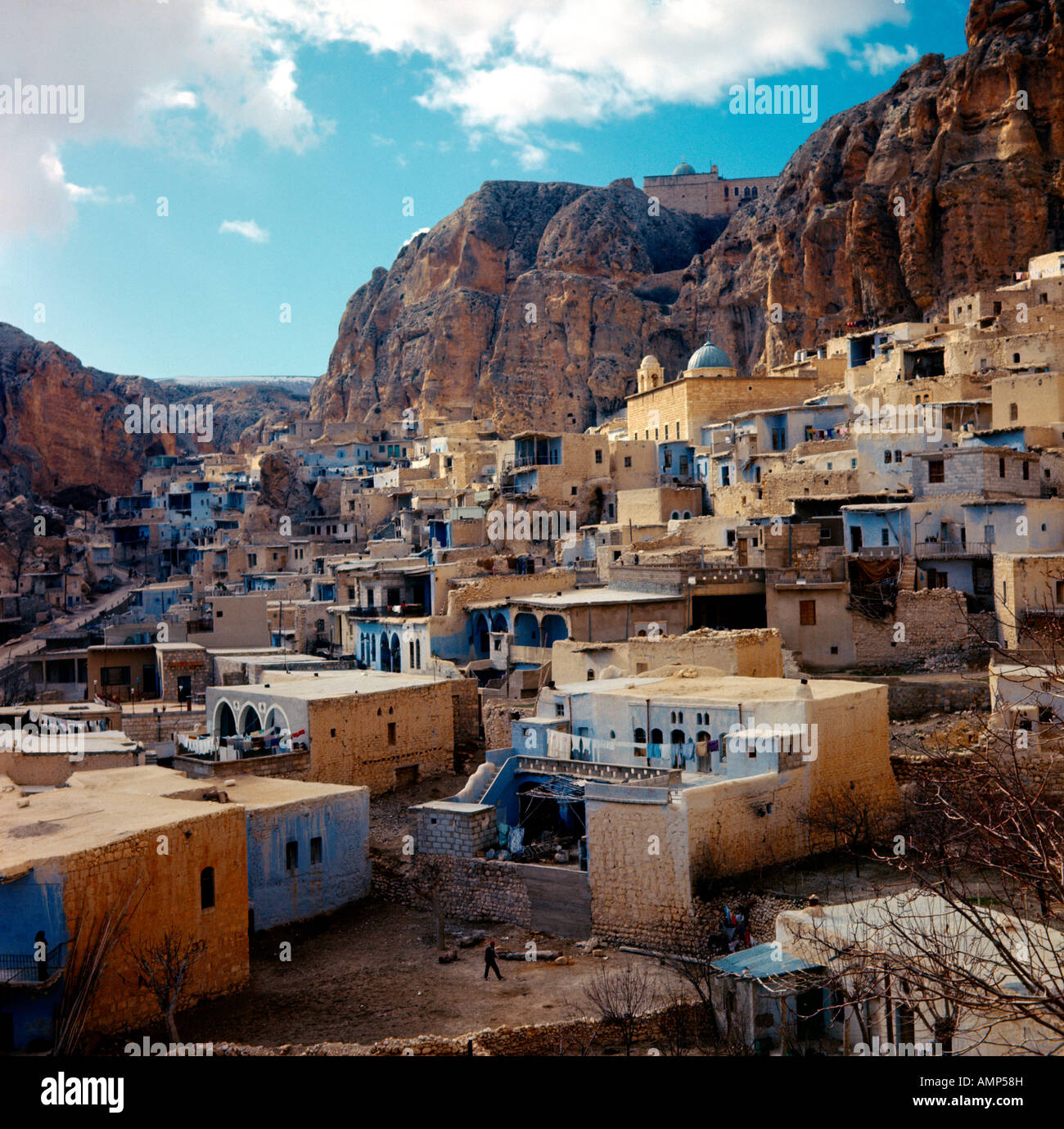 Syrien Malula Berge St Thekla Kloster mit Blick auf Dorf blaue Kuppel rechts Stockfoto