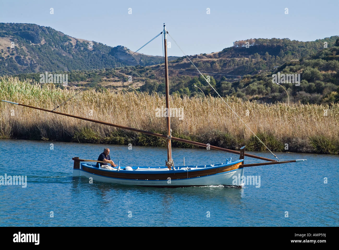 dh Fluss Temo BOSA SARDINIEN Lokales traditionelles Segelboot italienischer alter Mann sardischer Stockfoto