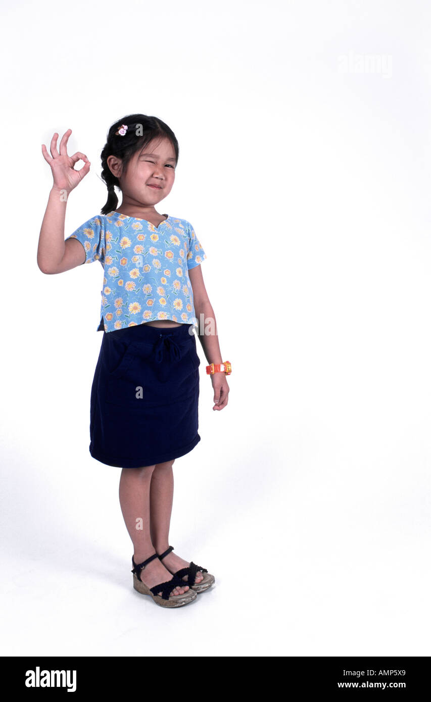 Eine junge Asiatin gibt das okay-Zeichen mit ihren Fingern und Hand. Stockfoto