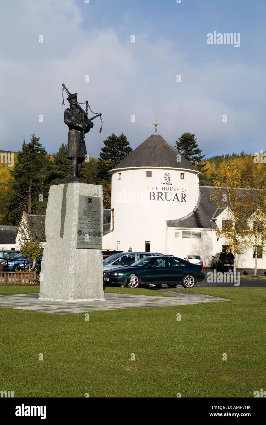 dh BRUAR PERTHSHIRE 51. Highland Division war Memorial Statue und Einkaufszentrum Highlander Dudelsackspieler Soldat Stockfoto