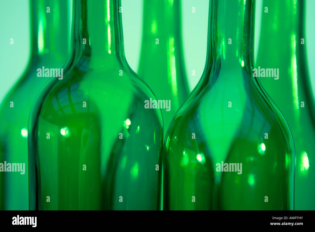 Grünen Flaschen gewaschen und bereit für den Wiedereinsatz Stockfoto