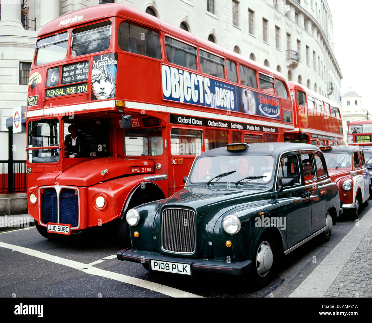 Routemaster-Busse und Taxis in London. Stockfoto
