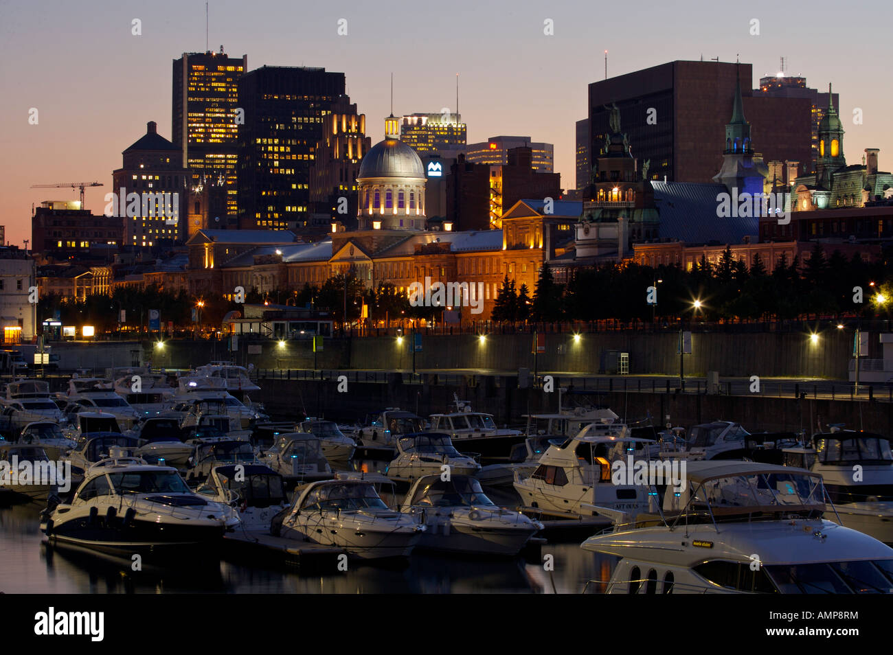 Stadt von Montreal und Yacht Club Montreal gesehen vom Uhrturm in der Nacht in Old Montreal und alten Hafen, Quebec, Kanada. Stockfoto