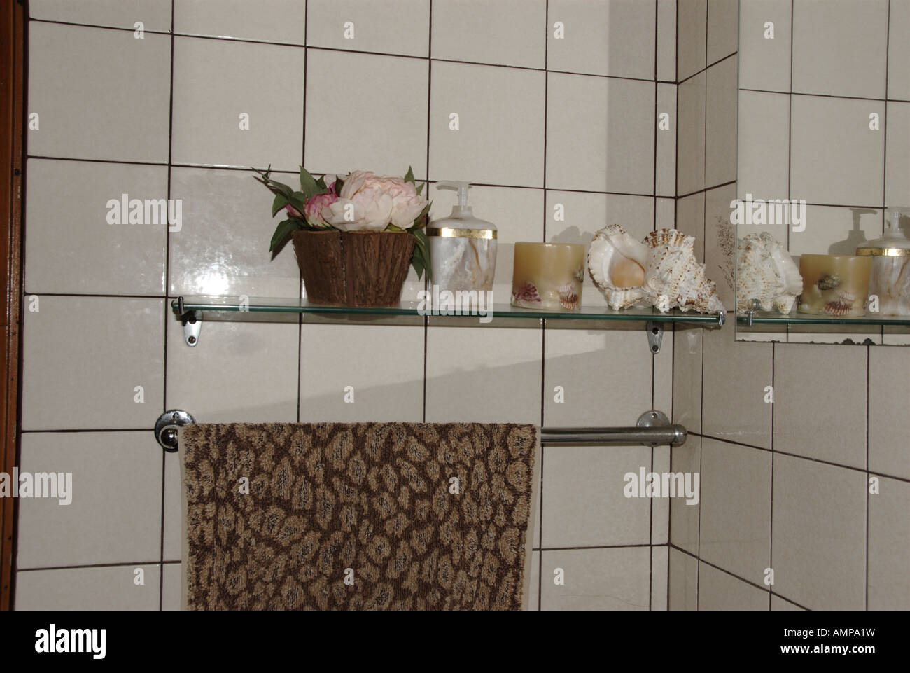 Bad Regal, Handtuch und Spiegel Stockfoto