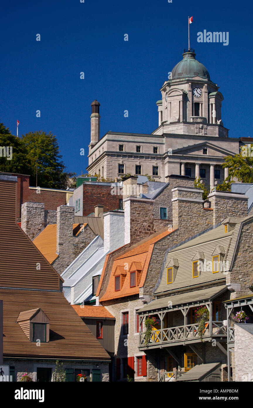 Dächer von Gebäuden und der Glockenturm der alten Post in alten Quebec, Quebec, Kanada. UNESCO-Weltkulturerbe. Stockfoto