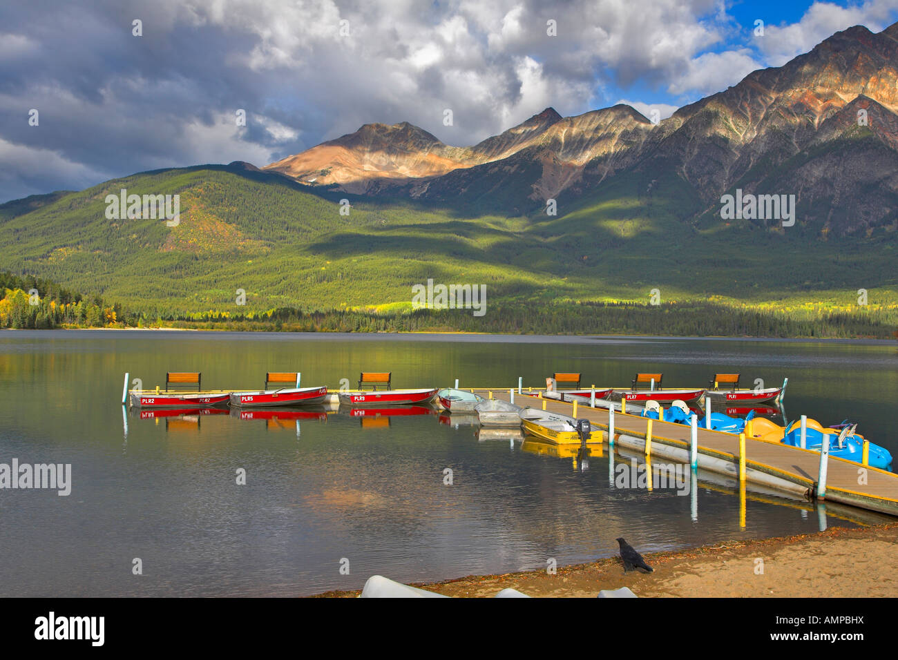 Black Raven See einen Bootsliegeplatz und Boote an Küste Stockfoto