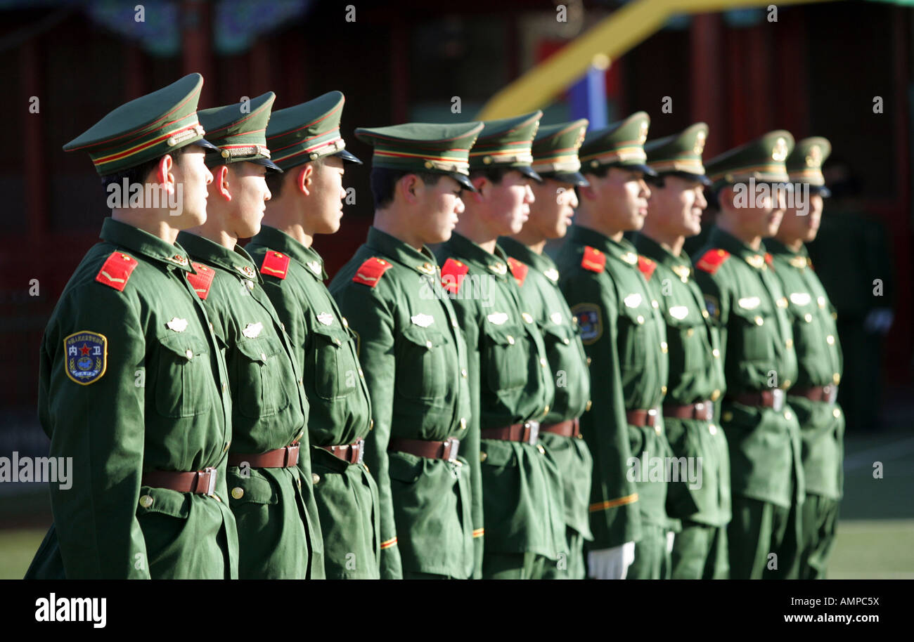 Chinesische Soldaten vor dem Kaiserpalast, Peking, China Stockfoto