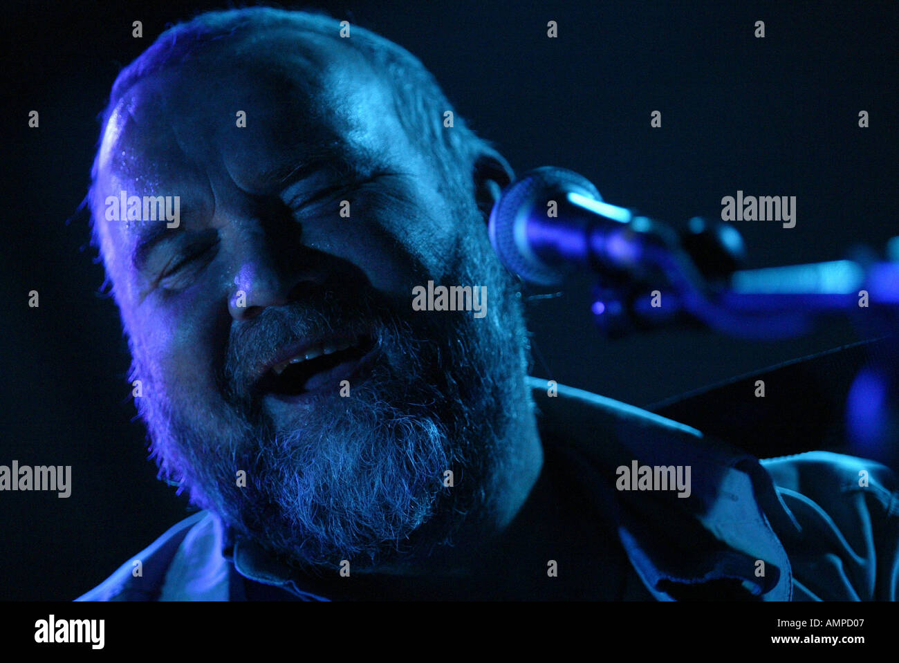 Gitarrist Musiker und Sänger John Martyn in Konzert im Ballydugan Mill im Rahmen des Get Down mit The Blues Festival Stockfoto