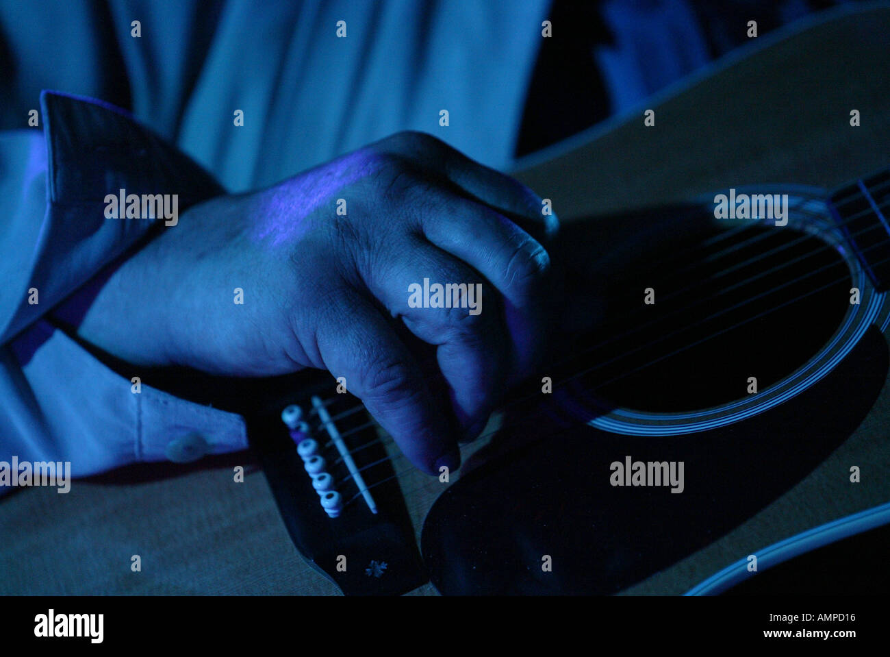 Gitarrist Musiker und Sänger John Martyn in Konzert im Ballydugan Mill im Rahmen des Get Down mit The Blues Festival Stockfoto