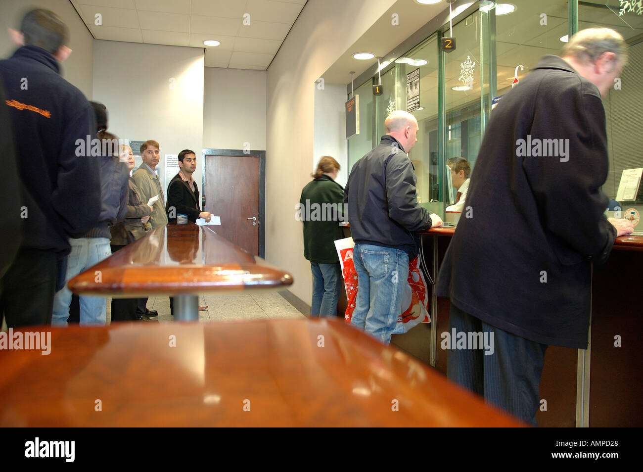 Kunden-Warteschlange bei einer Filiale der HSBC Bank in Großbritannien Stockfoto